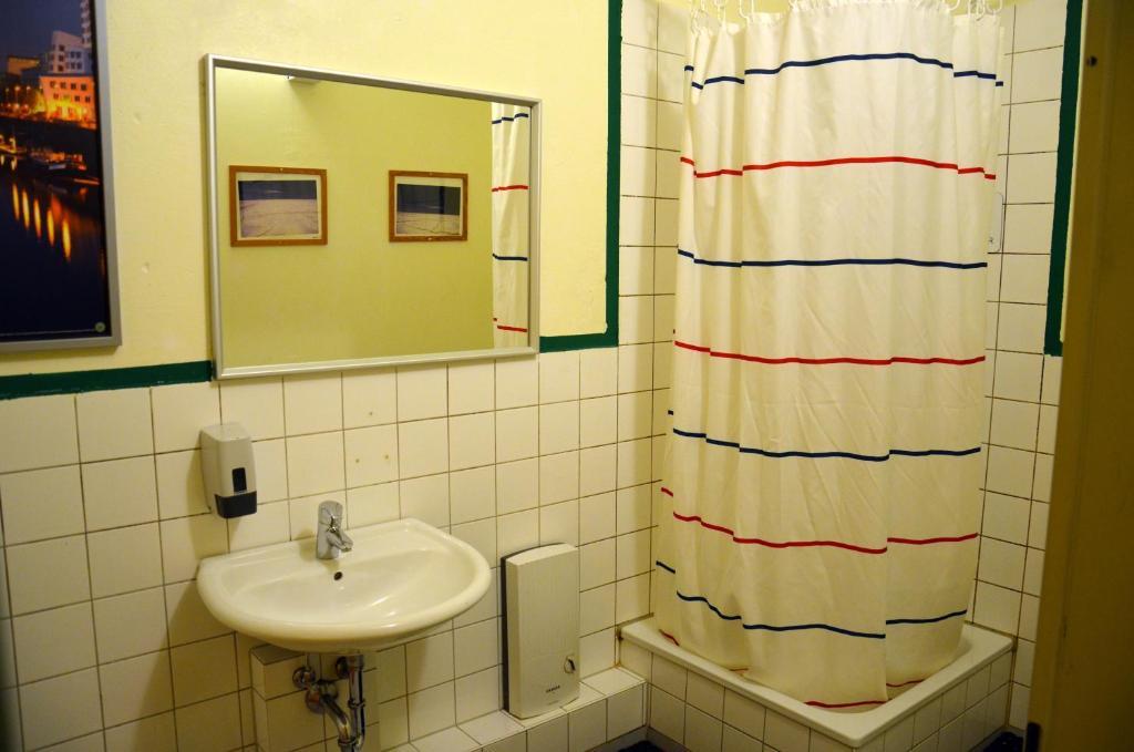 Backpackers Duesseldorf - Self Check-In Hostel Exterior photo