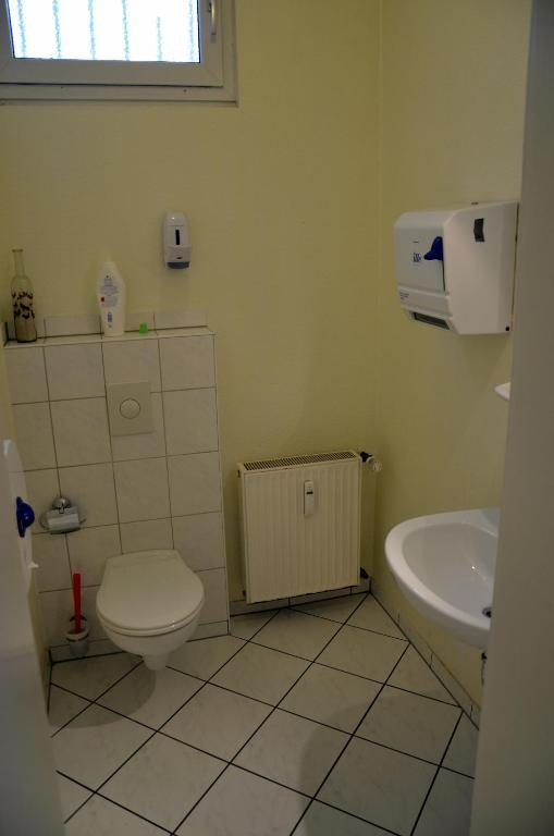 Backpackers Duesseldorf - Self Check-In Hostel Exterior photo